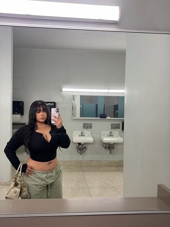 Full leaked Saucyysuzzy private onlyfans photo